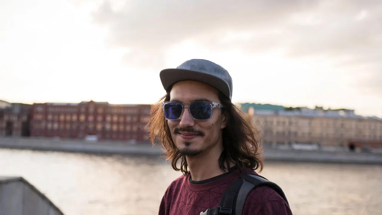 Psicología de usar gorra - Cuál es el significado de usar la gorra hacia atrás psicologia usar gorra - Cuál es el significado de usar la gorra hacia atrás